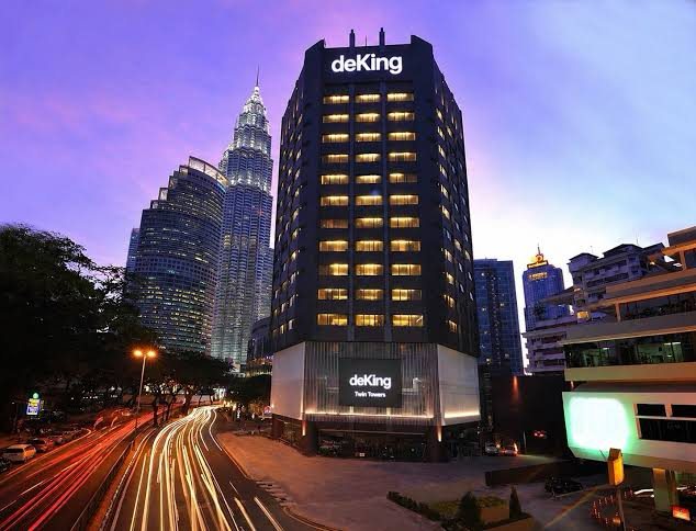 deKing Hotel exterior at dusk